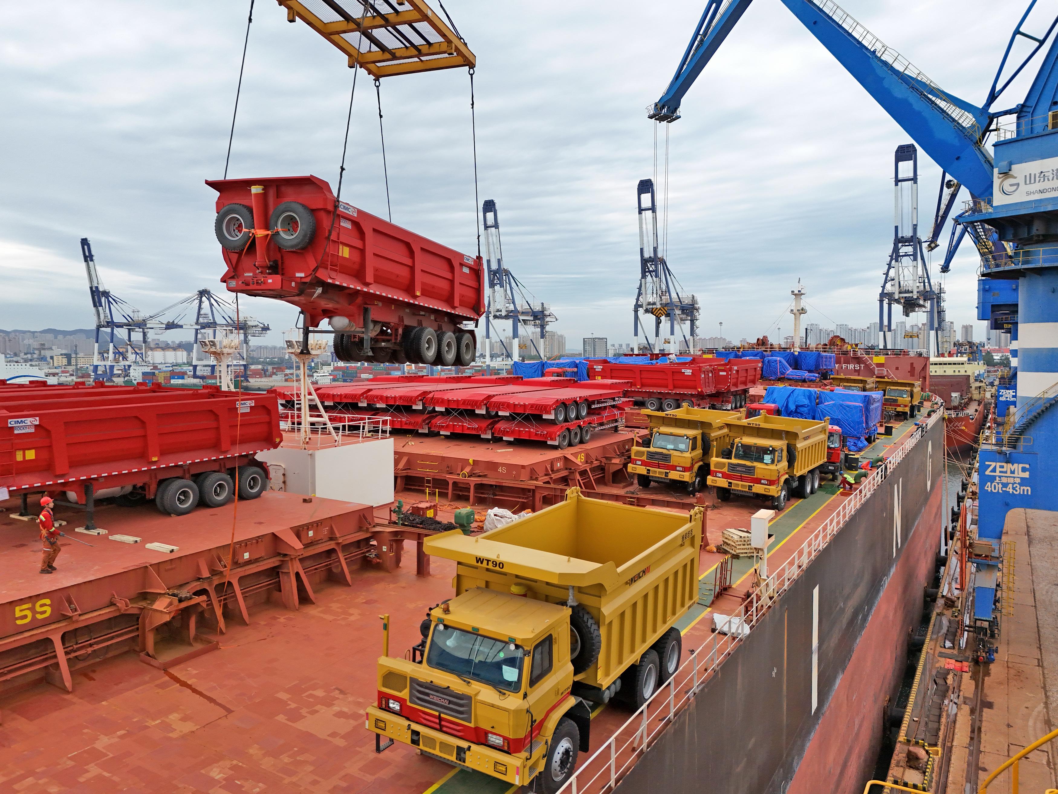 加纳港口首次停靠30万吨巨轮