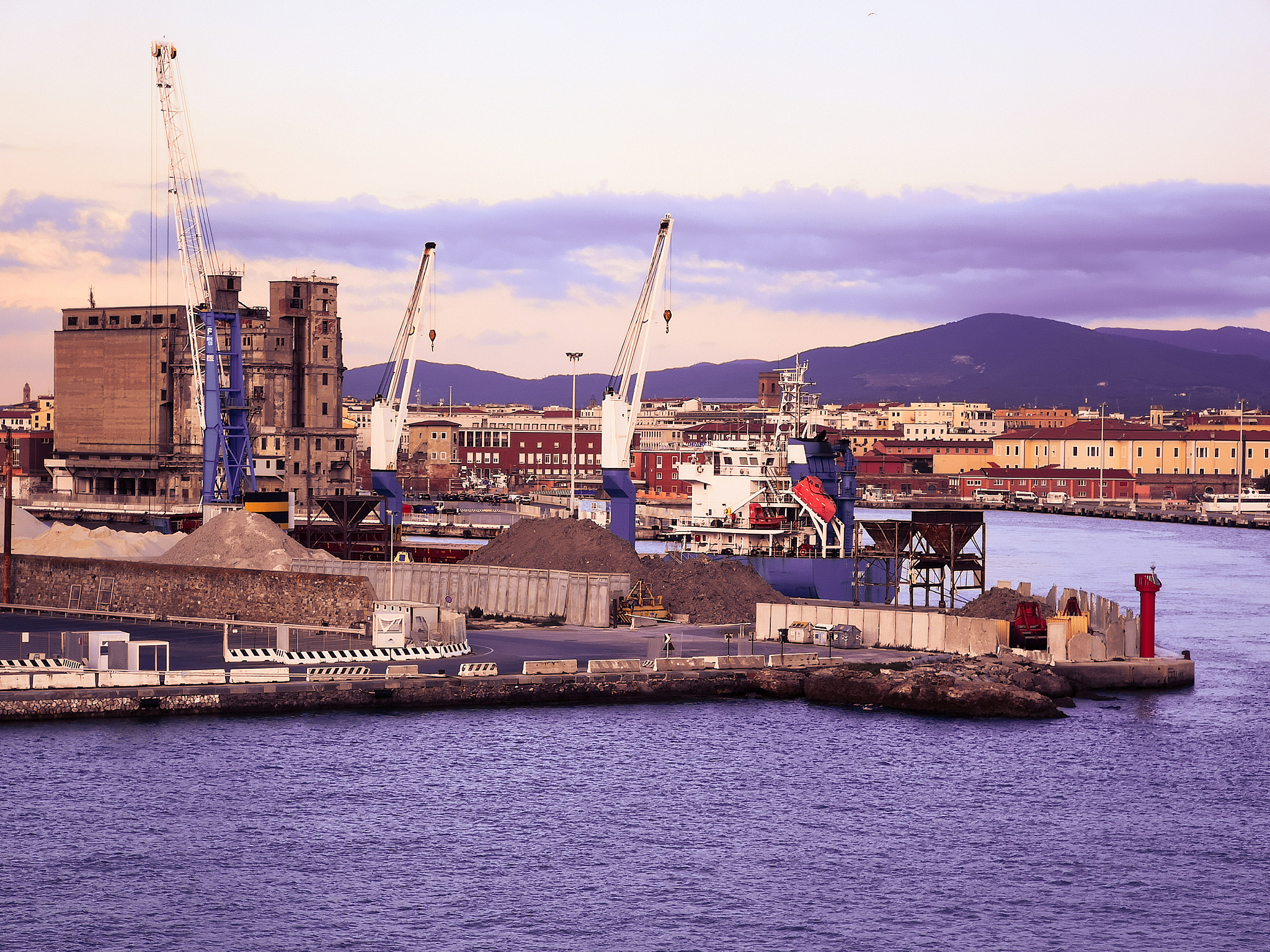 招商南油：新建三艘6600吨不锈钢化学品船