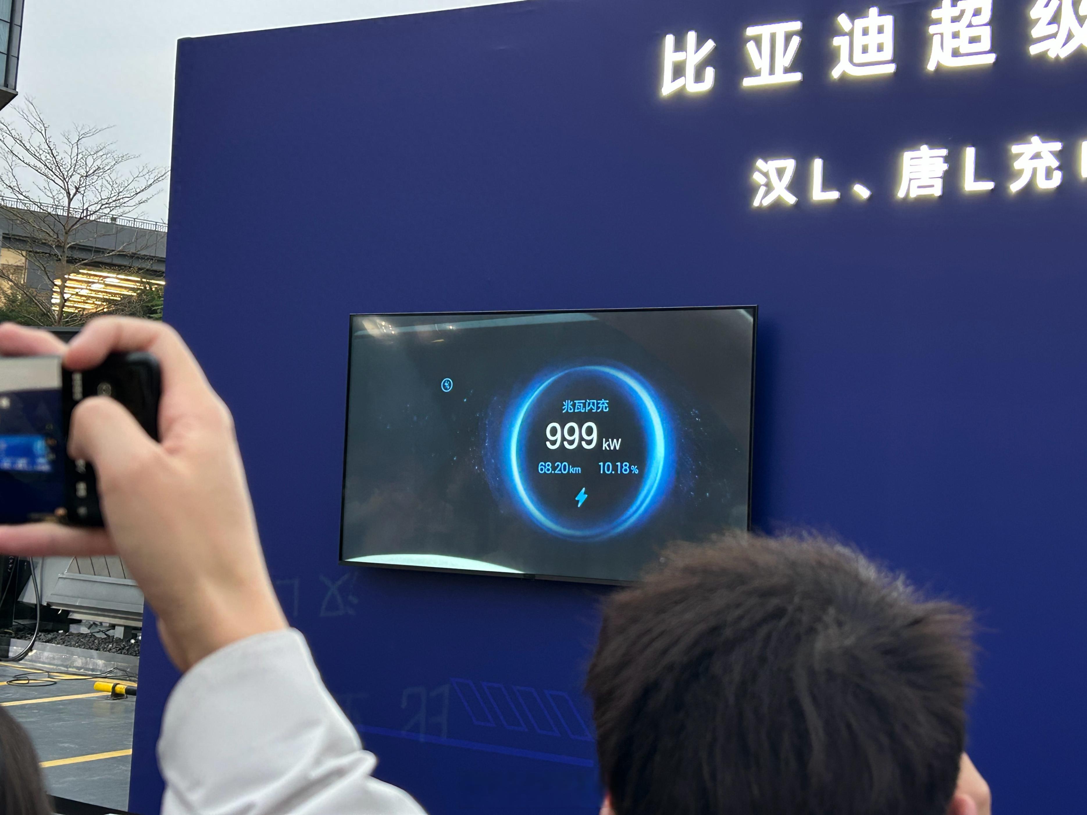 比亚迪发布第二代刀片电池+闪充技术，5分钟充电70%，将自建2万座闪充站