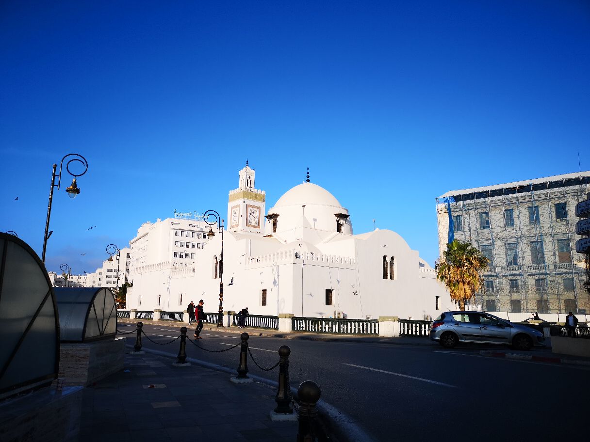 阿尔及利亚拟从非洲开发银行贷款30亿美元