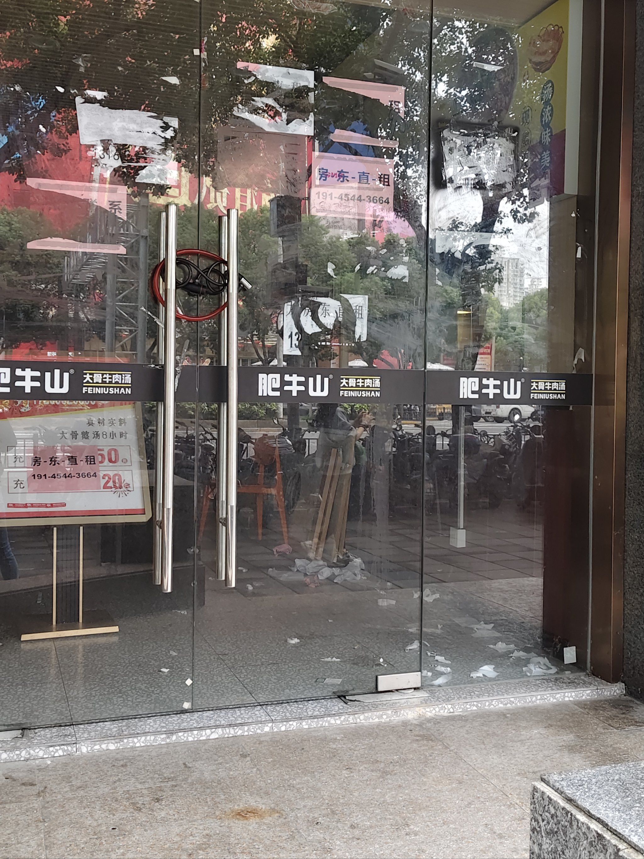 连锁培训机构突然关门停课,有人刚续了80多节课时,“没想到一节课没上就倒闭了”!消费者退费遇阻,律师解读