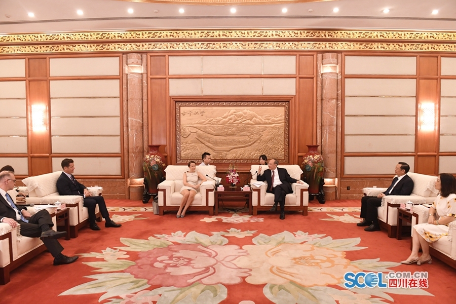 尹力会见跨国医药企业和协会负责人