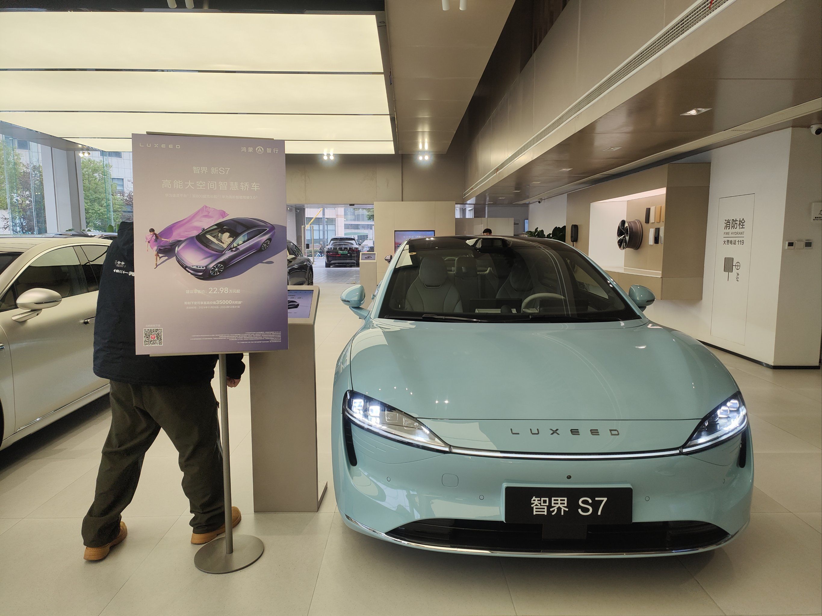 鸿蒙智行十车齐发，全部搭载896线激光雷达