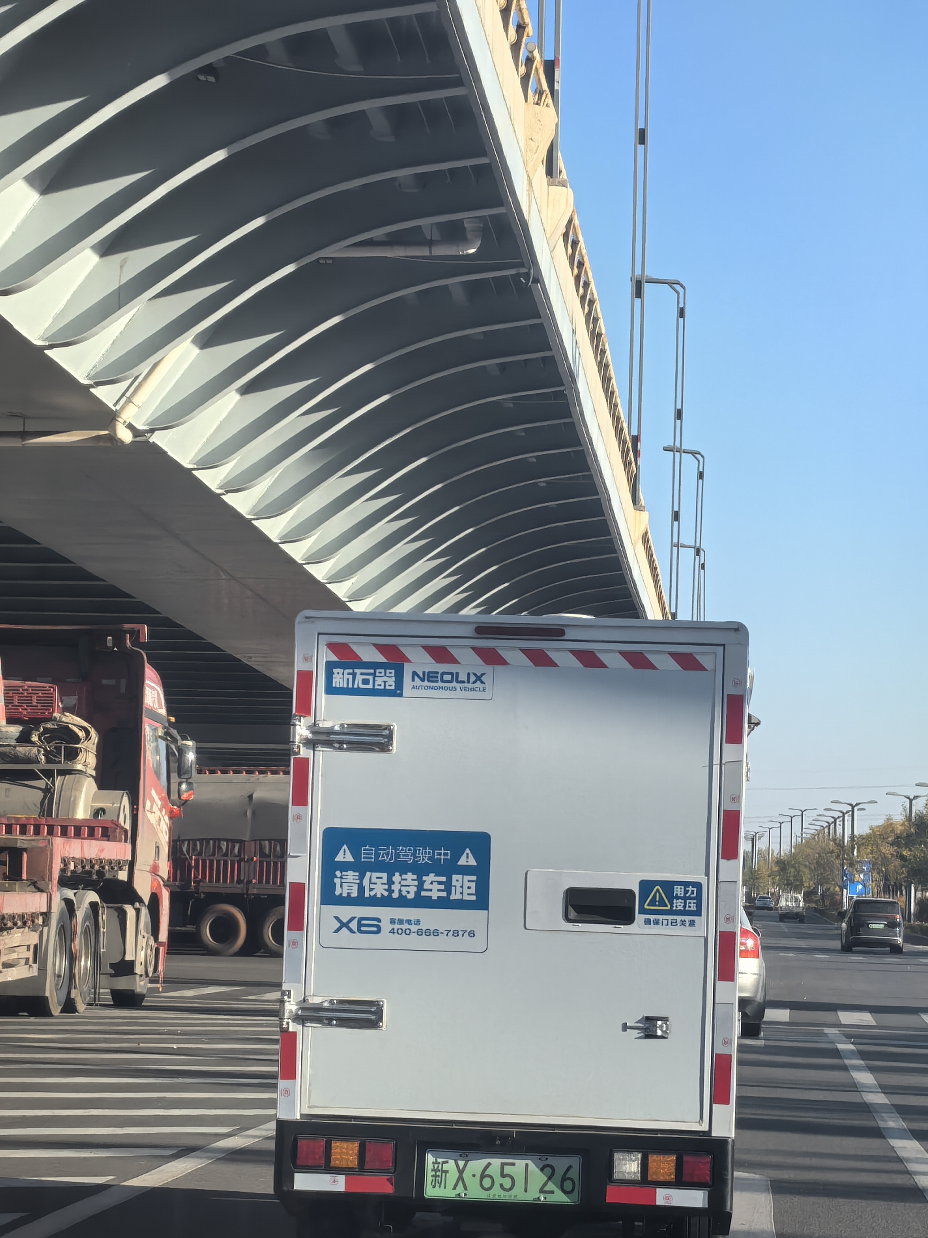 新石器无人车获颁连云港首批无人驾驶装备识别标牌